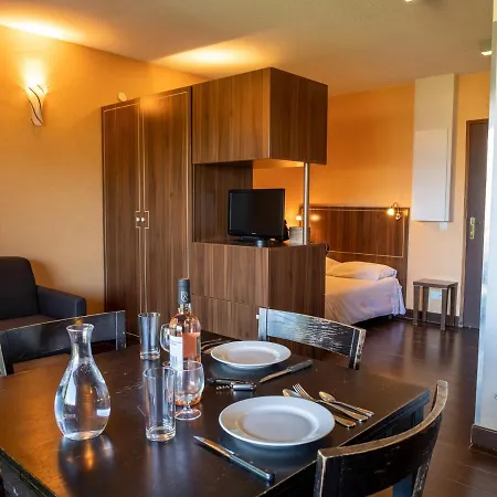 A Avec Terrasse, Piscine, Parking Et Garage - 4 Pers, 27m² - Fr-1-165b-44 Apartment Jausiers